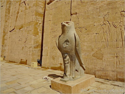 Horus-Statuen im Horus-Tempel in Edfu, Aegypten