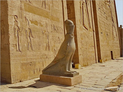 Horus-Statuen im Horus-Tempel in Edfu, Aegypten