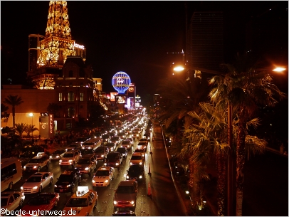 Blick über den Strip bei Nacht in Las Vegas, NV