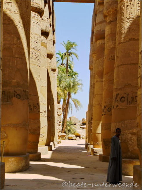 Die große Säulenhalle in Karnak, Luxor, Ägypten