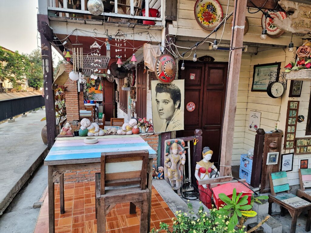 Entlang des Mahakan Fort Park - Bangkok