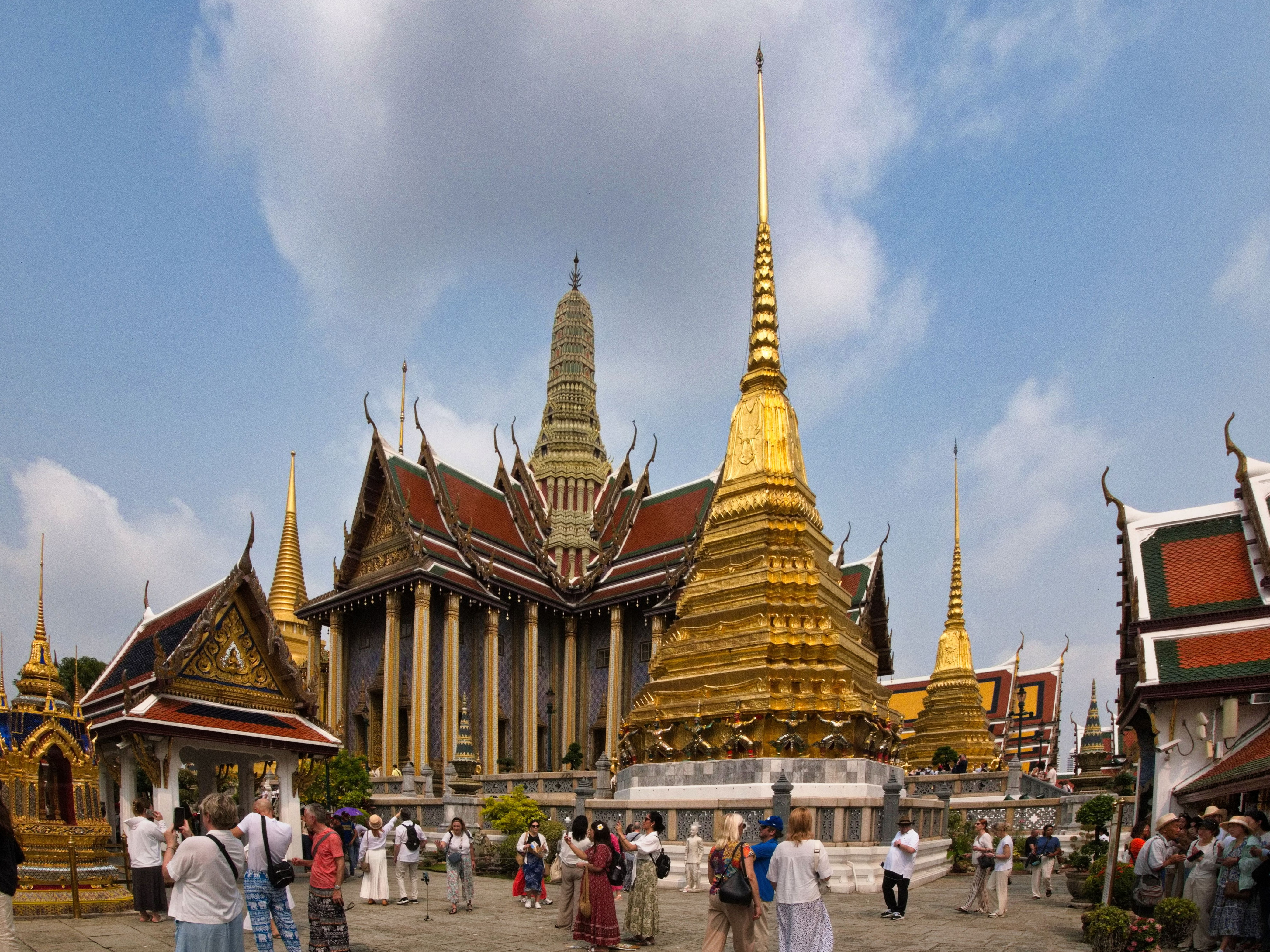 Ubosot (Ordinationshalle) des Wat Phra Kaeo mit dem Goldenen Chedi (Phra Si Rattana Chedi)