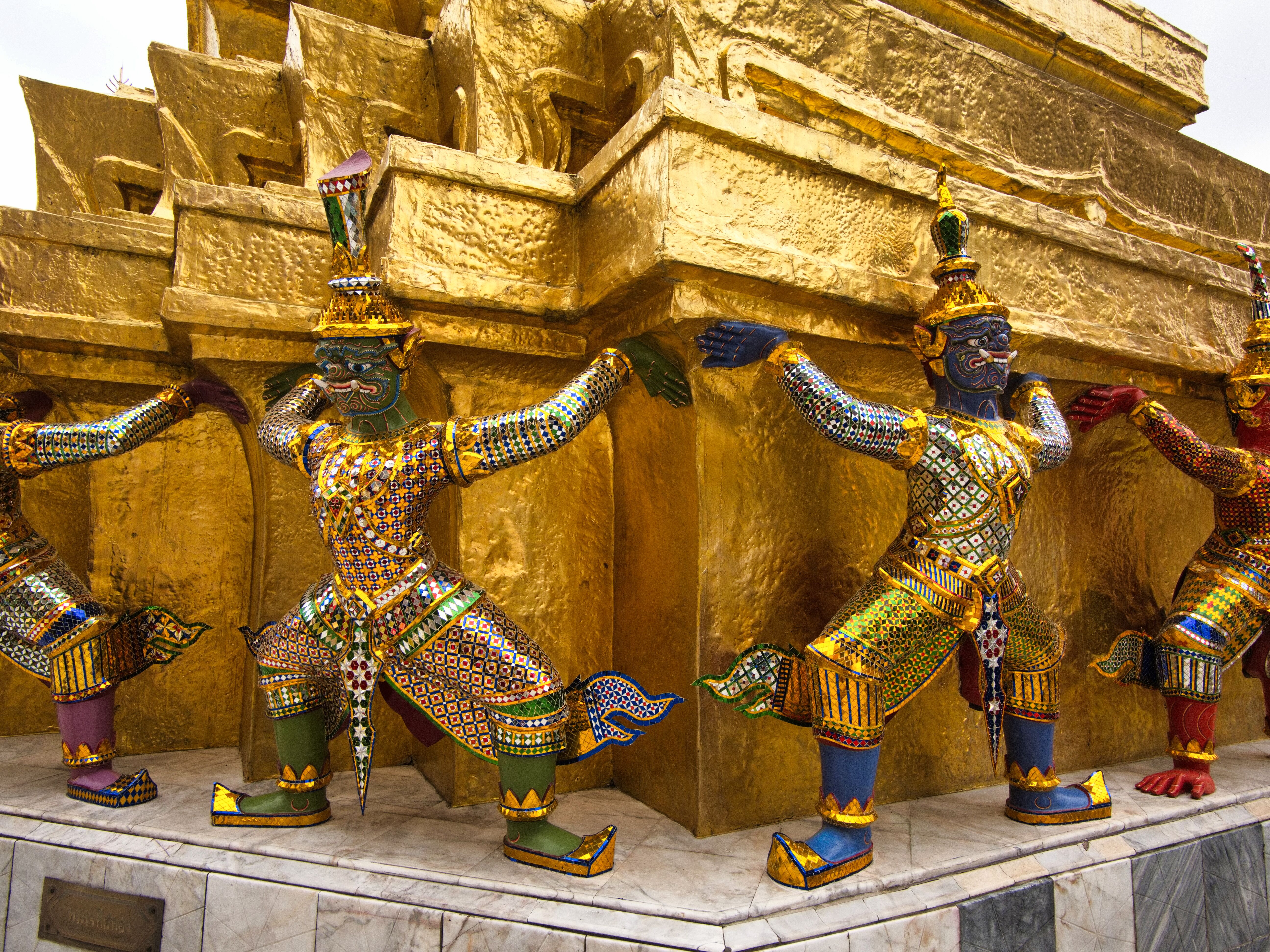 W&auml;chtergruppe am Goldenen Chedi (Phra Si Rattana Chedi) im Wat Phra Kaeo