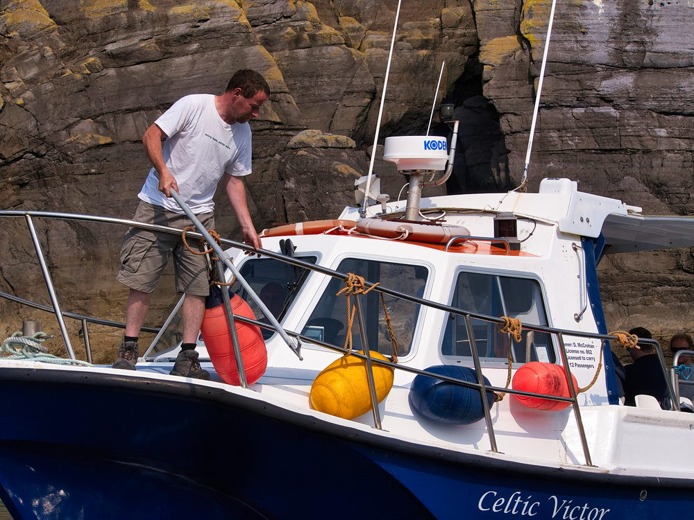 Action bei der Bootsfahrt wegen verhedderter Bojen
