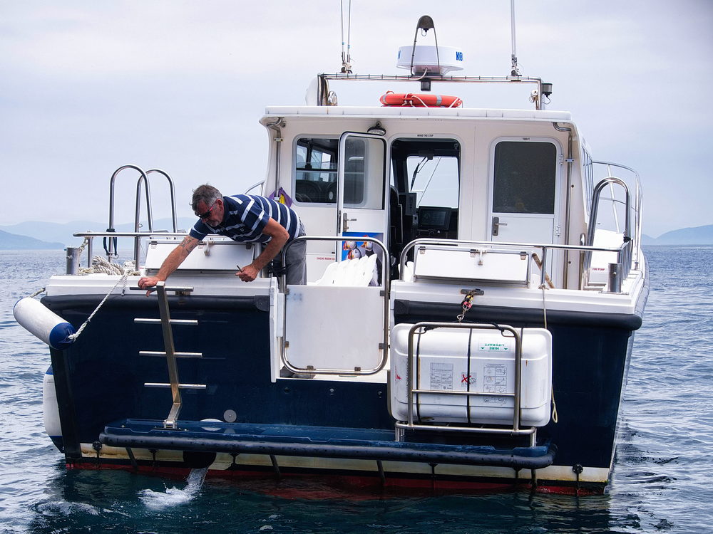 Action bei der Bootsfahrt wegen verhedderter Bojen