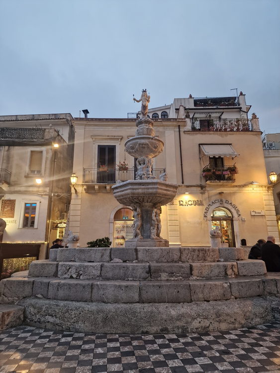 Brunnen vor dem Dom in Taormina